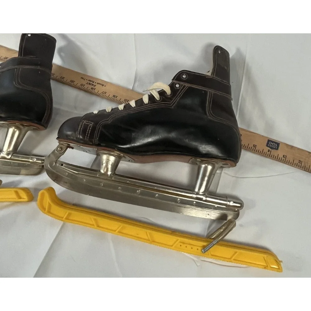 Vintage Canadian‎ Ice Skates Size 8 Brown Leather